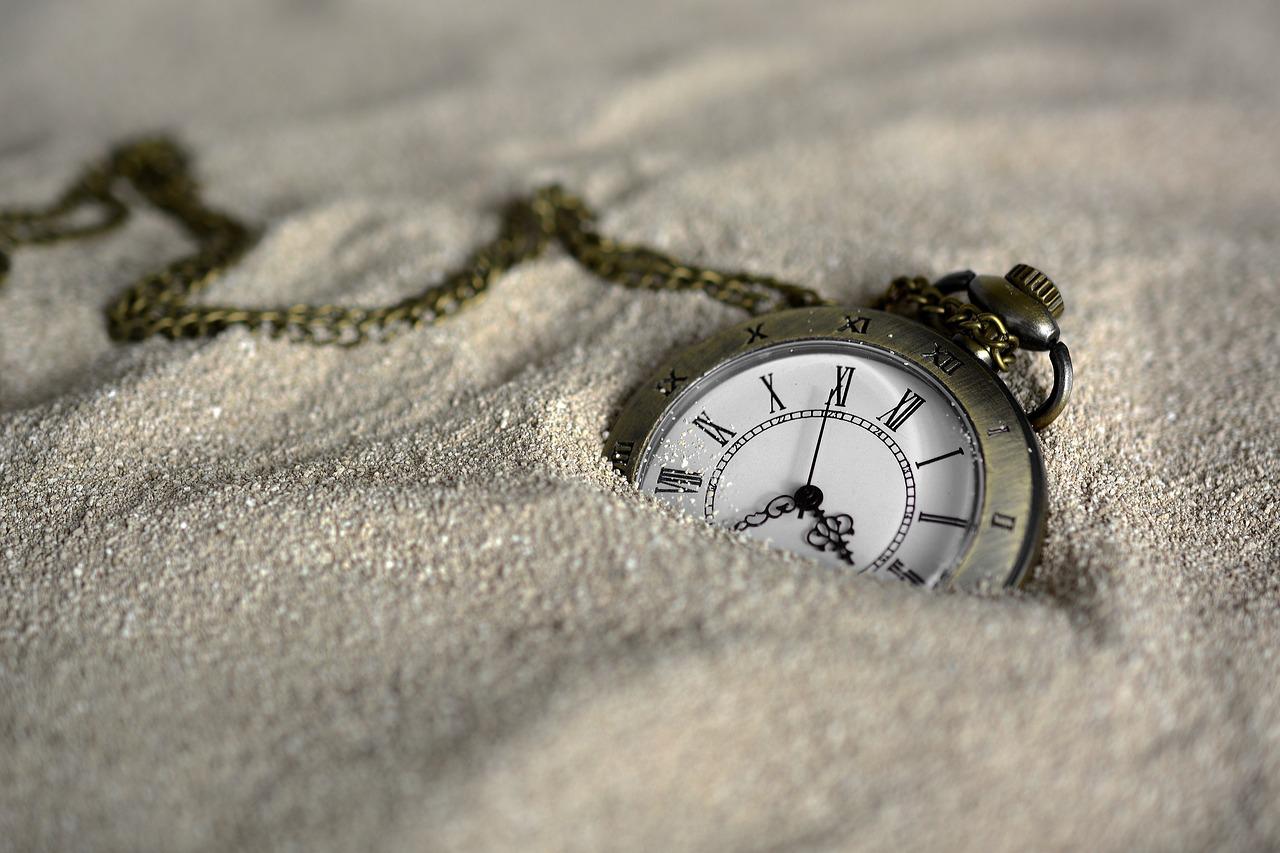 pocket-watch-in-sand